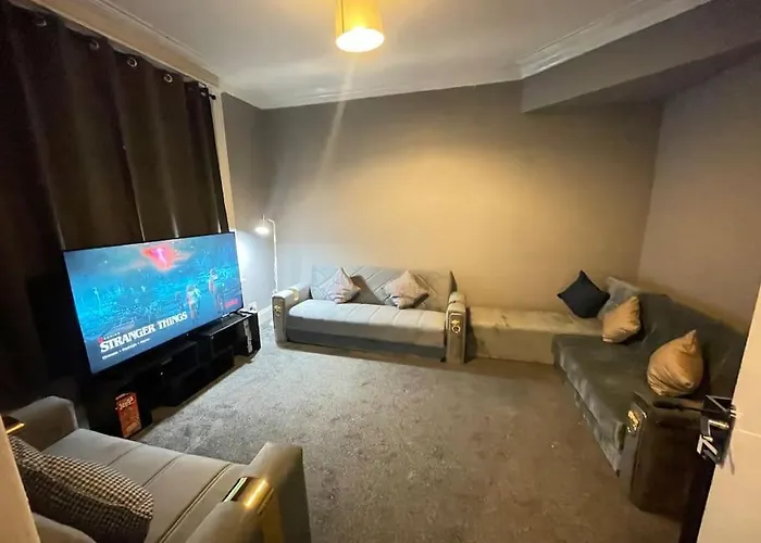 30 Percent Off Weekly Stays - 6 Bedroom House - 11 Beds