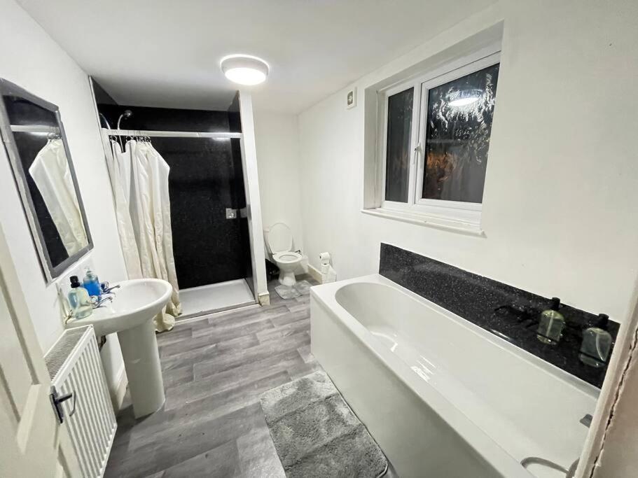 30 Percent Off Weekly - 6 Bedroom House - 11 Beds Apartment *