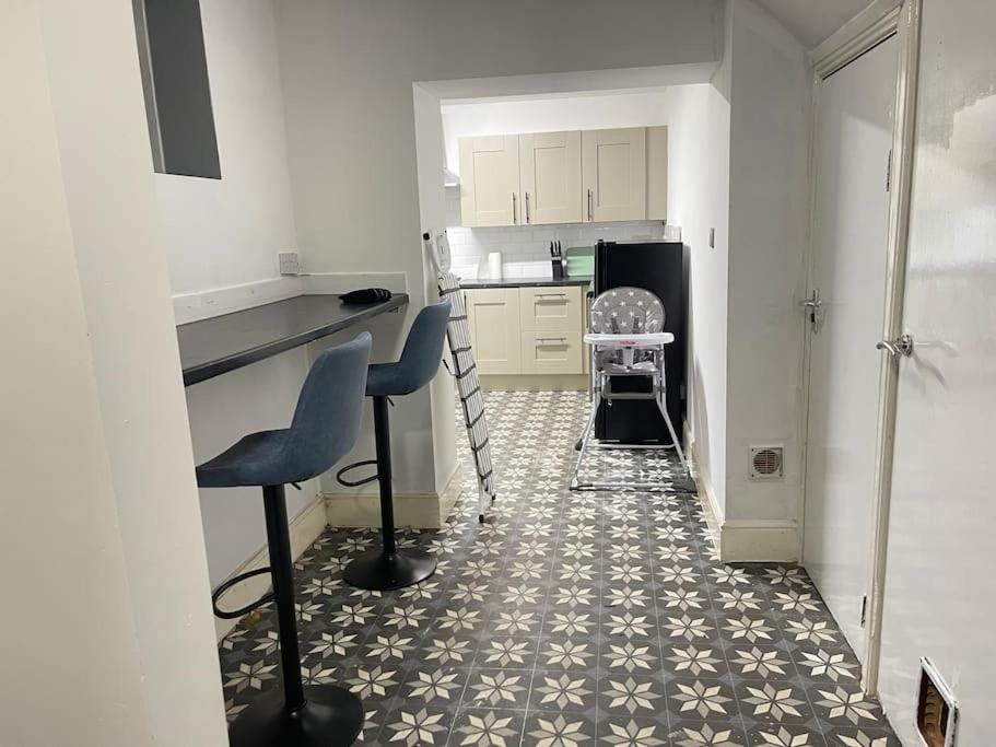 30 Percent Off Weekly - 6 Bedroom House - 11 Beds Apartment