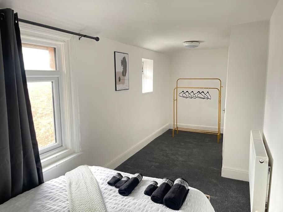 Apartment 30 Percent Off Weekly - 6 Bedroom House - 11 Beds *