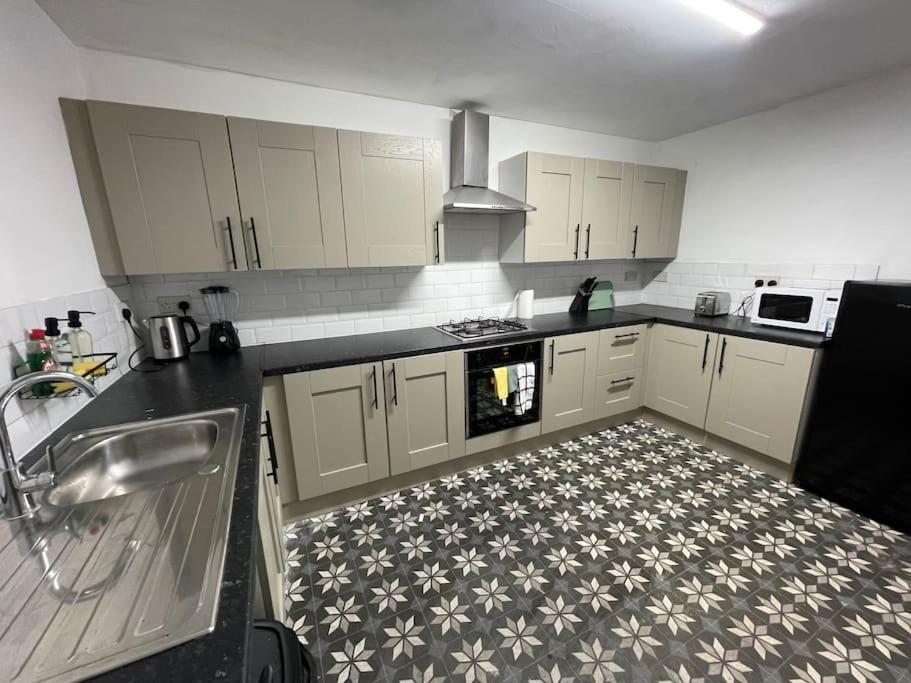 Apartment 30 Percent Off Weekly - 6 Bedroom House - 11 Beds *