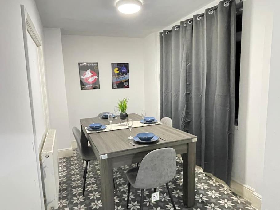 30 Percent Off Weekly - 6 Bedroom House - 11 Beds Apartment Blackpool