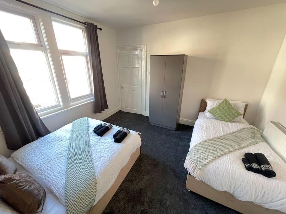 30 Percent Off Weekly - 6 Bedroom House - 11 Beds * Blackpool