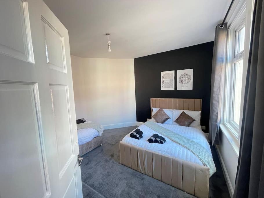 30 Percent Off Weekly - 6 Bedroom House - 11 Beds Apartment *