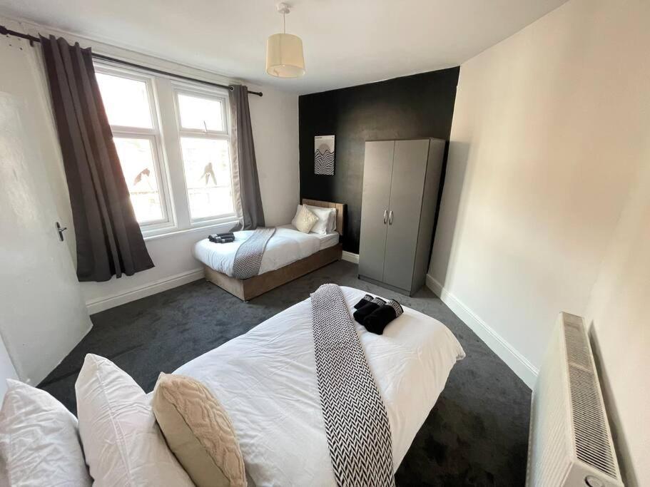 30 Percent Off Weekly - 6 Bedroom House - 11 Beds Blackpool