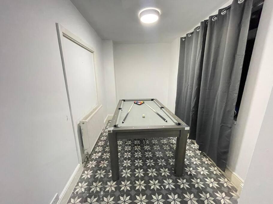 30 Percent Off Weekly - 6 Bedroom House - 11 Beds Blackpool