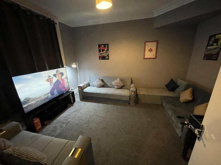 30 Percent Off Weekly - 6 Bedroom House - 11 Beds Apartment