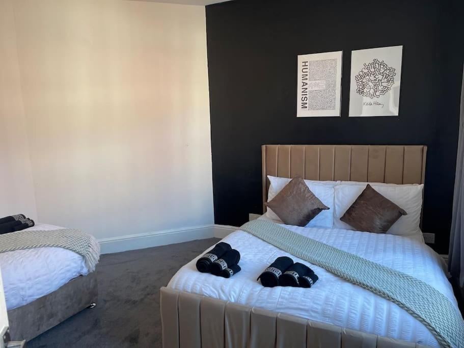 Apartment 30 Percent Off Weekly - 6 Bedroom House - 11 Beds *