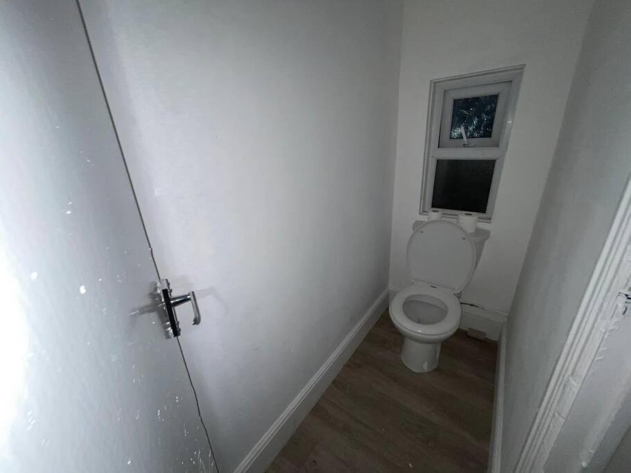 Apartment 30 Percent Off Weekly - 6 Bedroom House - 11 Beds *