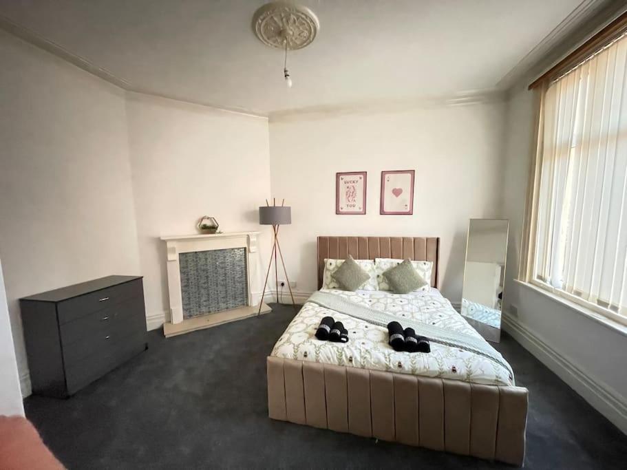 30 Percent Off Weekly - 6 Bedroom House - 11 Beds Apartment Blackpool