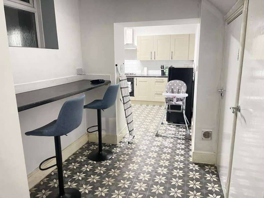 30 Percent Off Weekly - 6 Bedroom House - 11 Beds Apartment