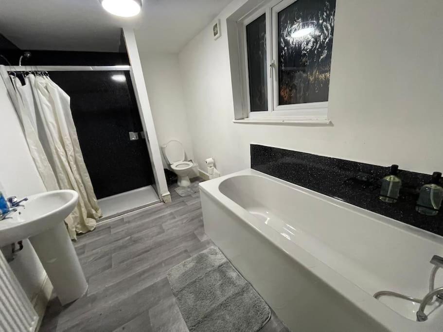 30 Percent Off Weekly - 6 Bedroom House - 11 Beds * Blackpool