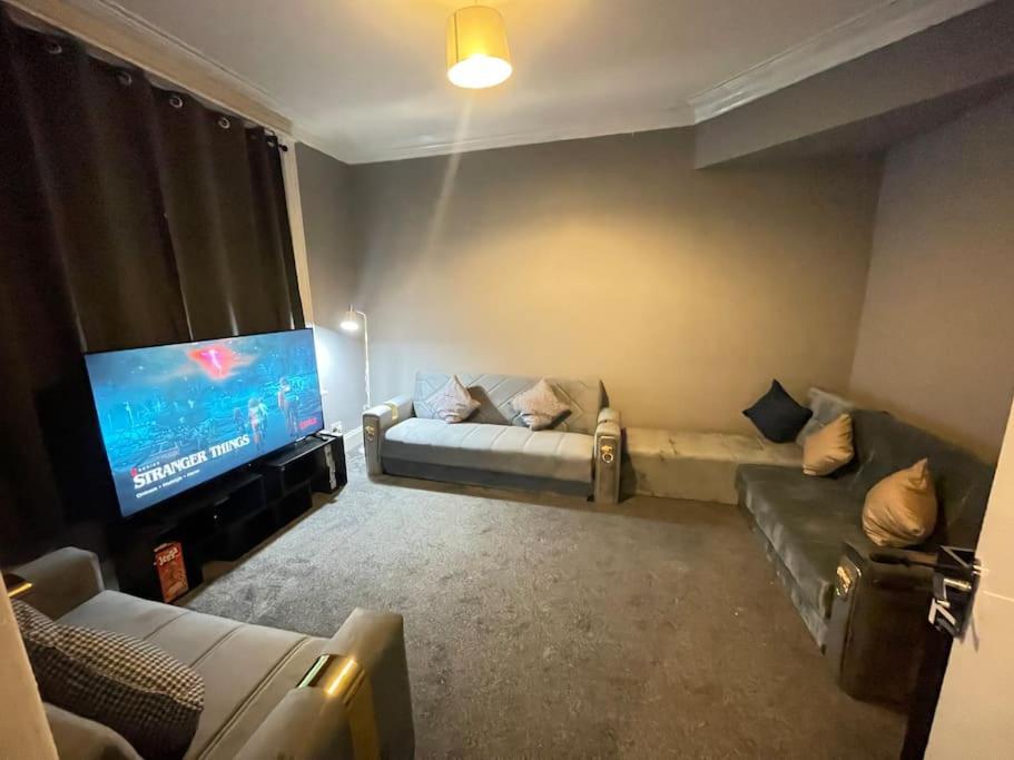 30 Percent Off Weekly - 6 Bedroom House - 11 Beds Apartment Blackpool