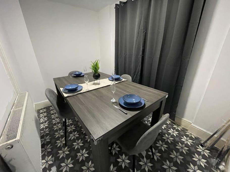30 Percent Off Weekly - 6 Bedroom House - 11 Beds Apartment Blackpool