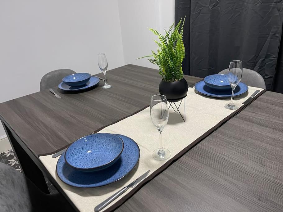 Apartment 30 Percent Off Weekly - 6 Bedroom House - 11 Beds
