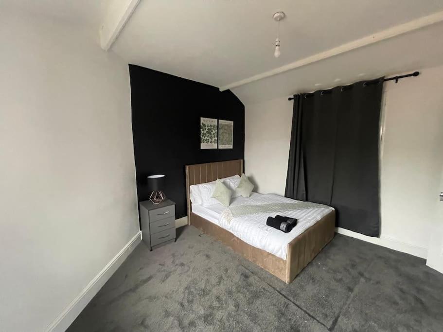 Apartment 30 Percent Off Weekly - 6 Bedroom House - 11 Beds *